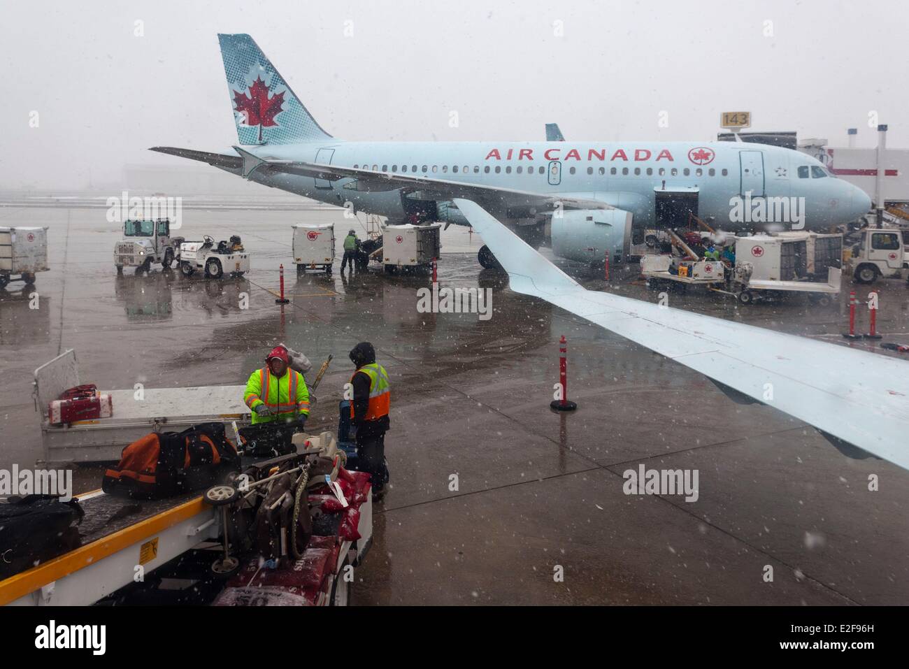 Airport Baggage Loading Fotos e Imágenes de stock - Alamy
