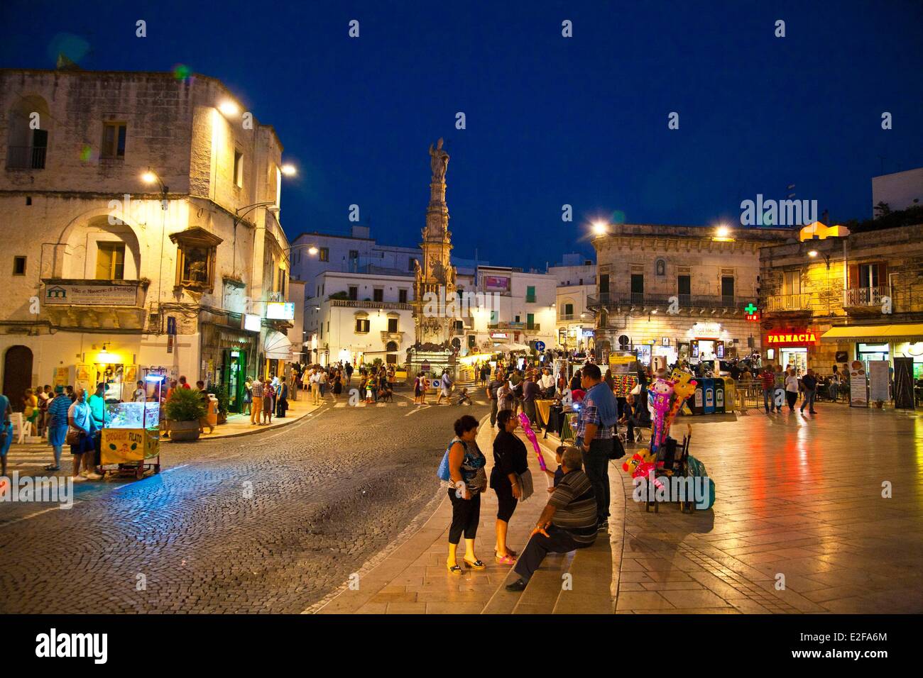 Italia, Apulia, Ostuni, Liberty Square, en el centro de la ciudad, vida nocturna Foto de stock