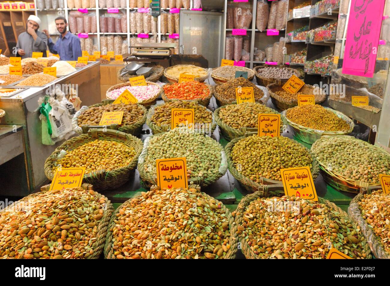 Gobernación de Jordania, Amman, Ammán, el Rey Faisal Street, tienda del  zoco vendiendo especias Fotografía de stock - Alamy