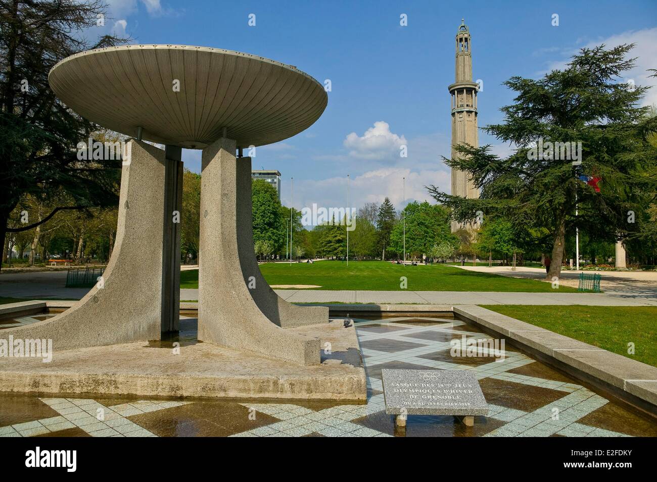 Francia, Isere, Grenoble, el caldero Olímpico 68 y Perret torre en el parque Paul Mistral Foto de stock