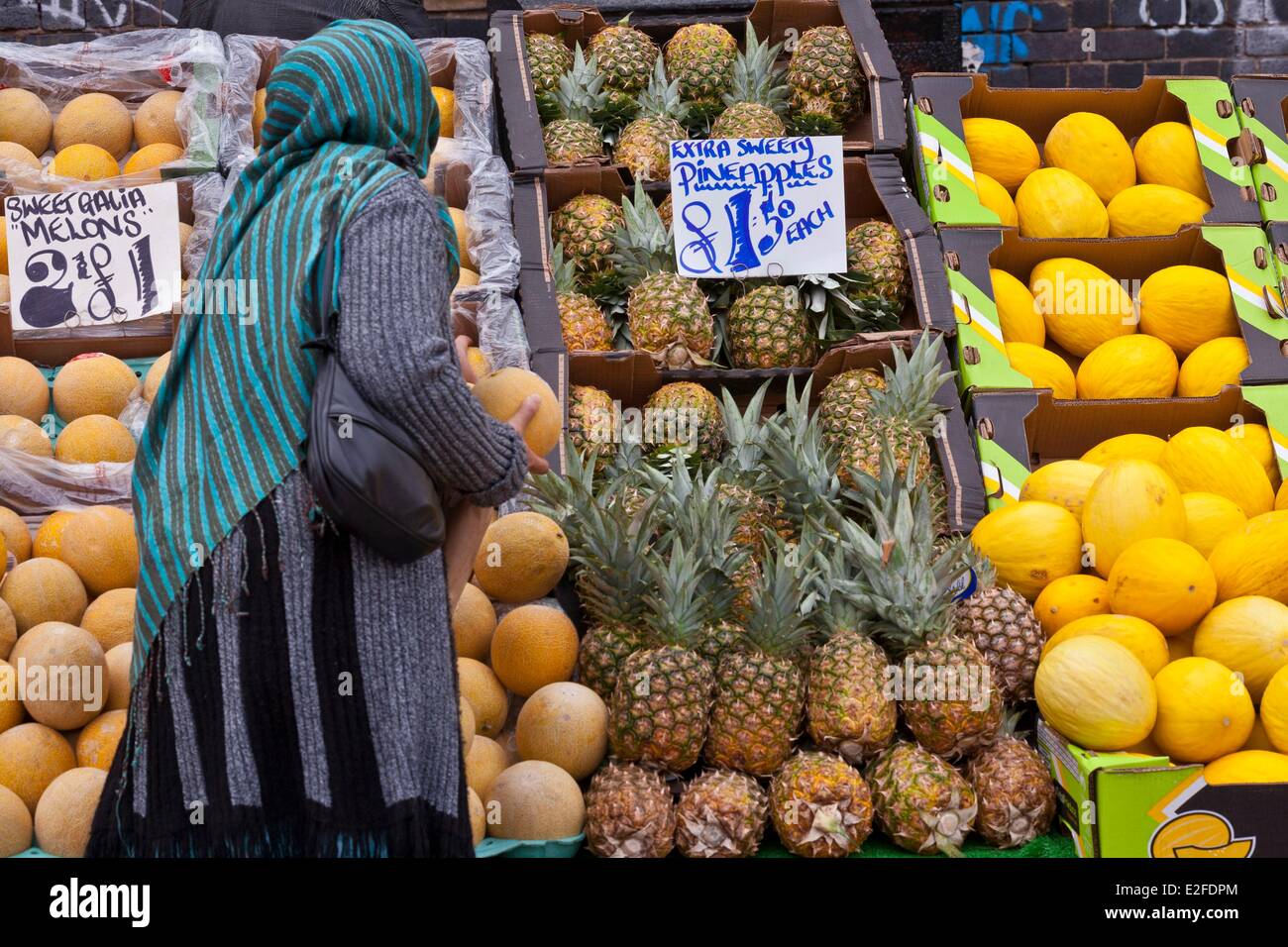 Reino Unido, Londres, East End, Brick Lane, vendedor de frutas en el mercado Foto de stock