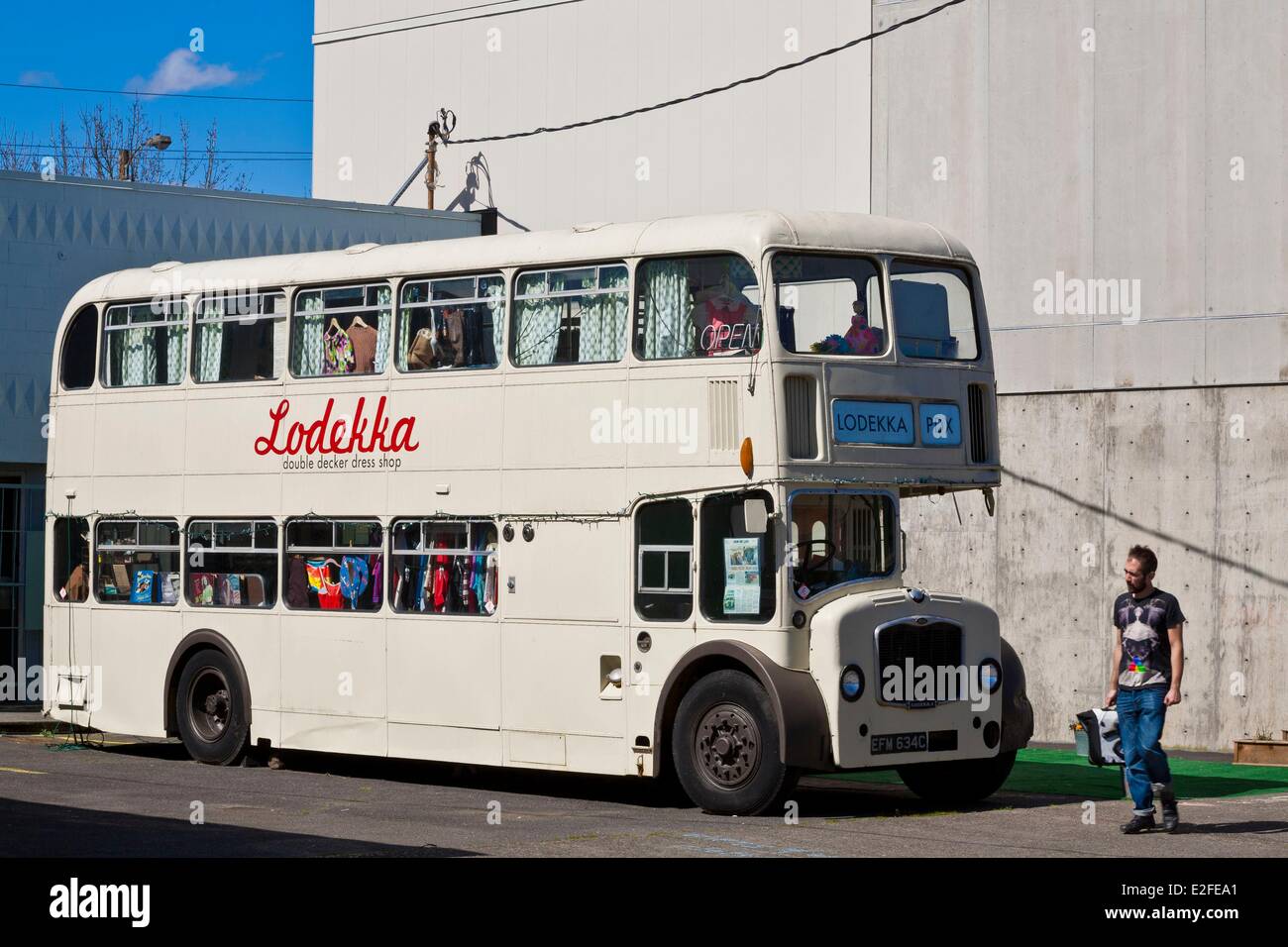 Estados Unidos, Portland, Oregon, el norte de Williams, Lodekka, tienda de ropa  usada instalado en un autobús de dos pisos en inglés Fotografía de stock -  Alamy
