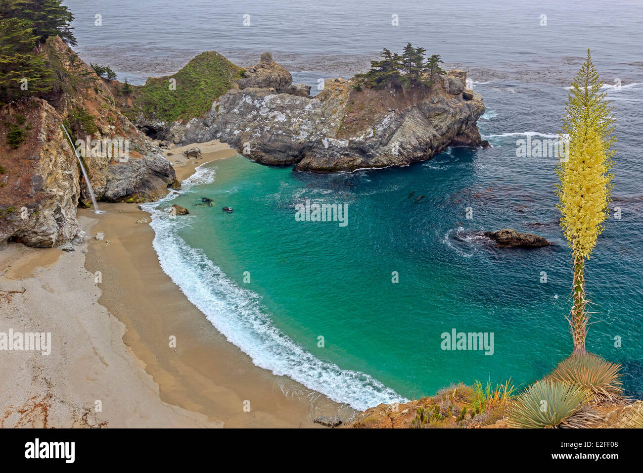 Estados Unidos California California Highway 1 designado un All-American Road Big Sur costa del Pacífico Julia Pfeiffer Burns Foto de stock