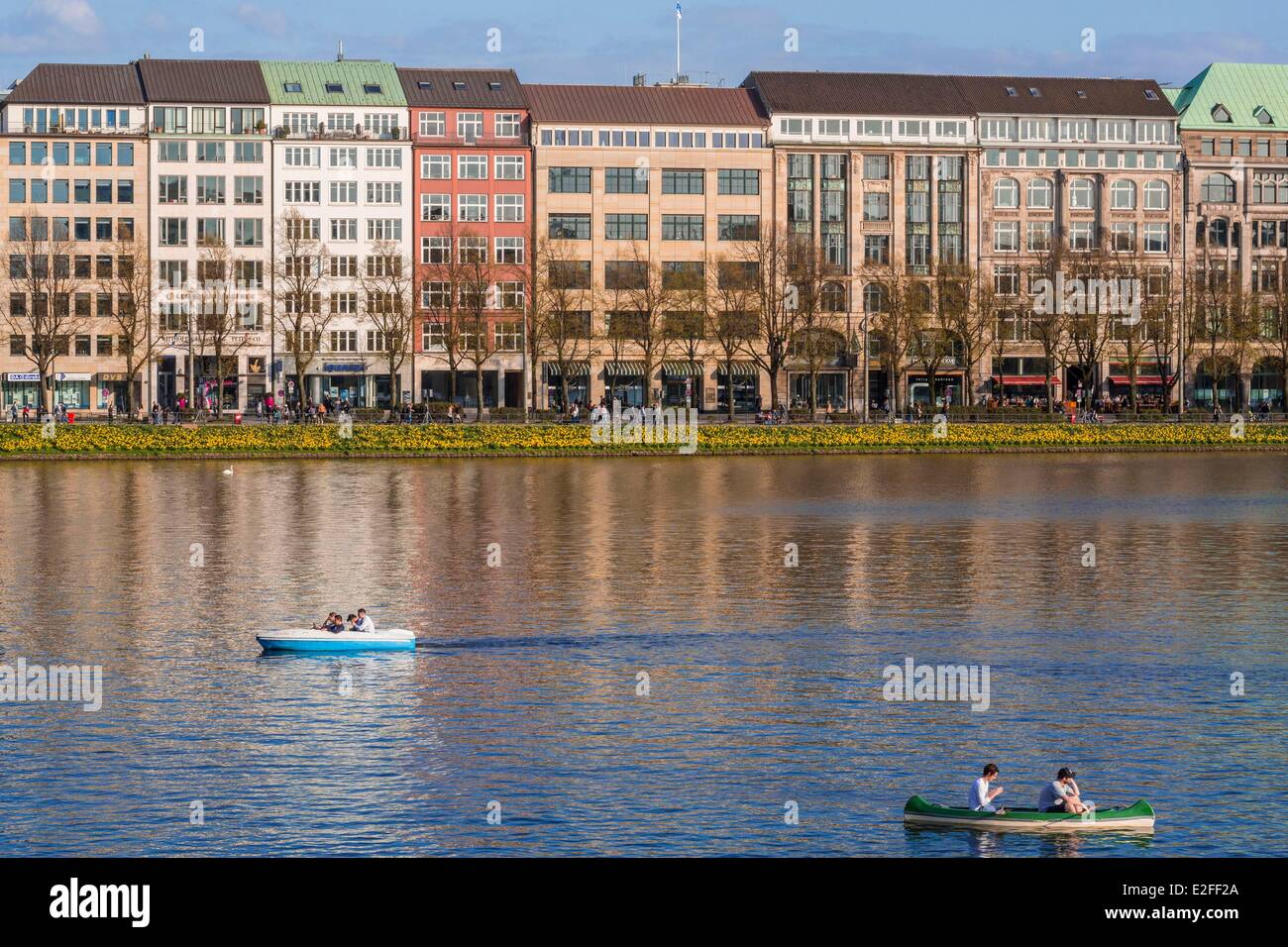 Alemania, Hamburgo Binnenalster, orillas del lago Alster, vista desde el Lombardsbrucke Foto de stock