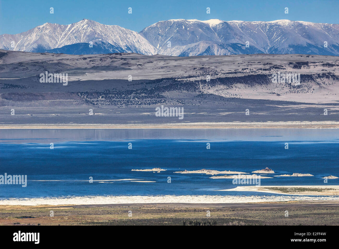 Estados Unidos California oriental del Lago Mono, Sierra Nevada y las Montañas Blancas en el fondo con el límite máximo de pico Foto de stock