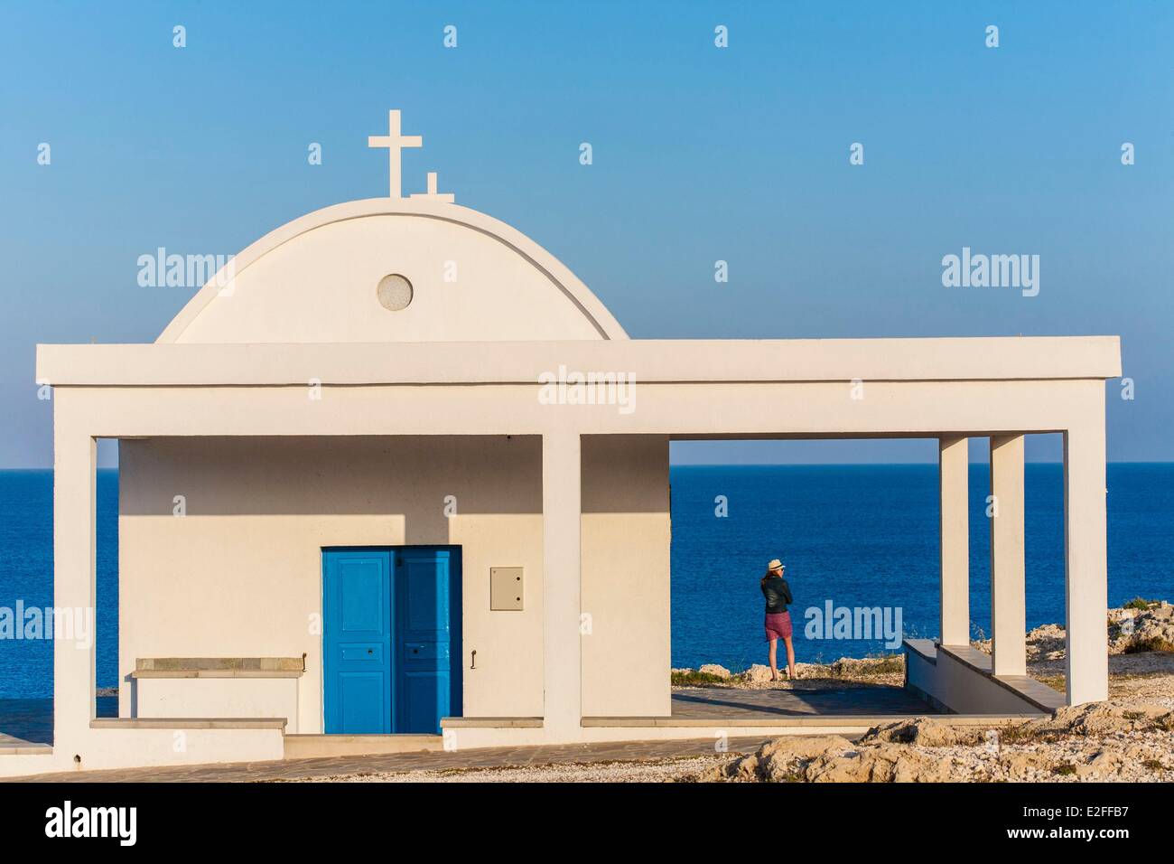 Chipre, Famagusta Bay, Cabo Greko, Parque Forestal, iglesia de Agioi Anargyroi Foto de stock