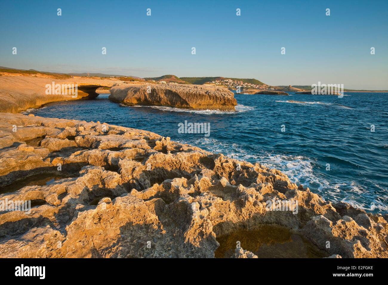 Italia, Cerdeña, provincia de Oristano, S'Archittu Foto de stock