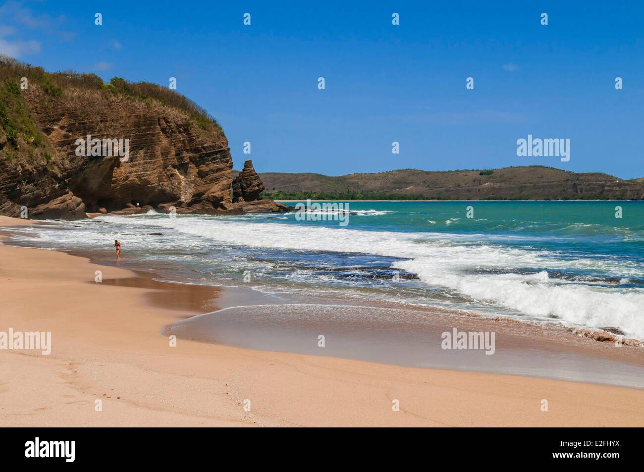 Francia, Nueva Caledonia, Grande Terre, la costa oeste, región de Bourail Bourail, playa y roca Foto de stock