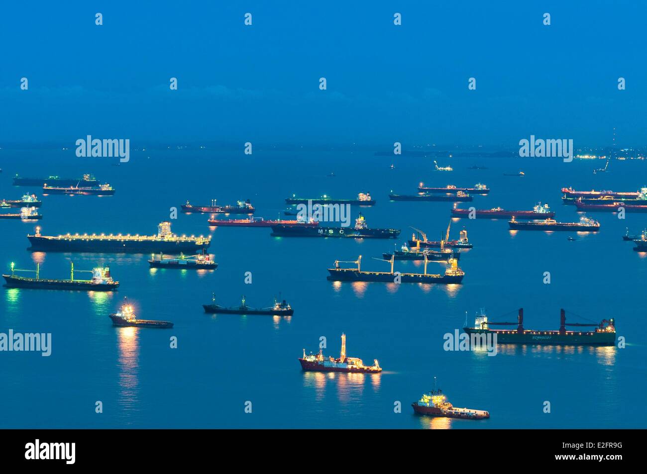 El tráfico marítimo del Estrecho de Singapur Singapur Foto de stock
