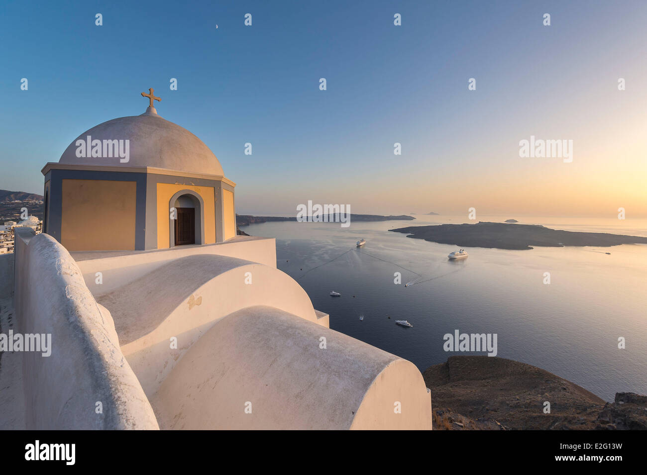 Las Islas Cícladas de Grecia la isla de Santorini (Thira) iglesia en Fira. Foto de stock