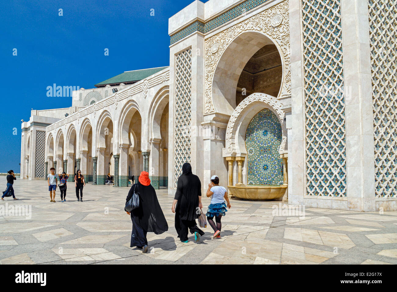Marruecos Casablanca Gran Mezquita Hassan II, de estilo árabe musulmán construido por el arquitecto Michel Pinseau en 1986 mujeres veladas de Foto de stock