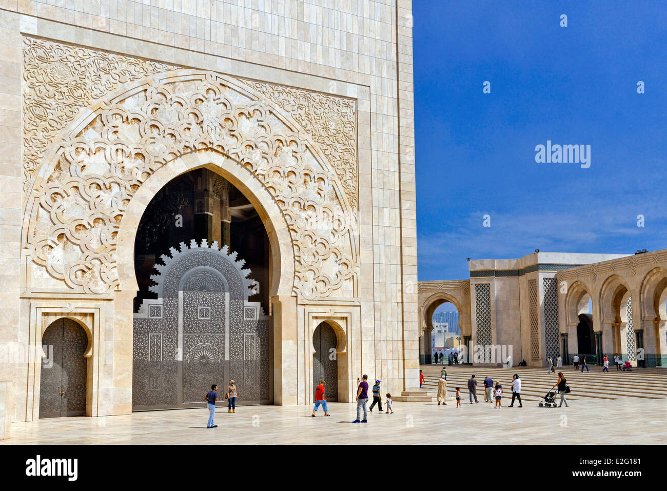 Marruecos Casablanca Gran Mezquita Hassan II, de estilo árabe musulmán construido por el arquitecto Michel Pinseau en 1986 va y viene de Foto de stock