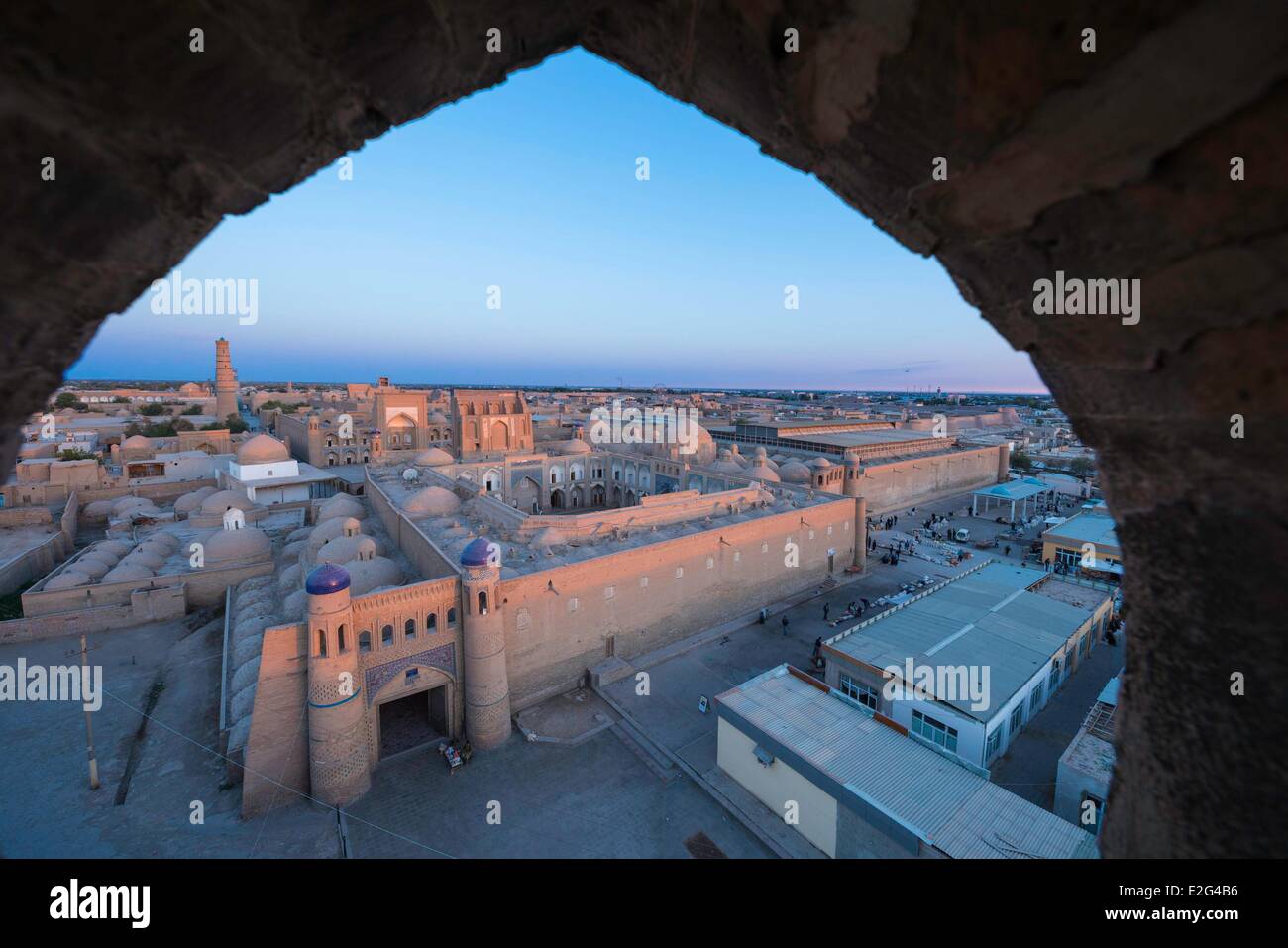 La ruta de la Seda Uzbekistán Khorezm provincia Khiva Itchan Kala ciudad protegido catalogado como patrimonio mundial por la UNESCO, vista de la ciudad y el Islam Foto de stock