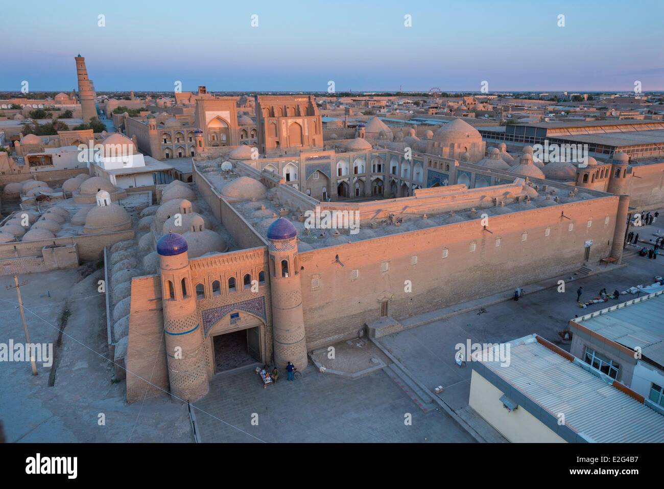 La ruta de la Seda Uzbekistán Khorezm provincia Khiva Itchan Kala ciudad protegido catalogado como patrimonio mundial por la UNESCO, vista de la ciudad y el Islam Foto de stock