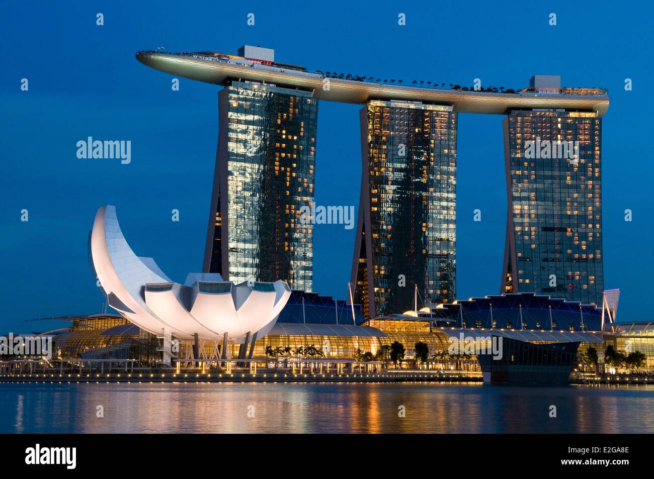 Singapur Marina Bay Sands Hotel Marina Bay y el Museo de las Artes y las  Ciencias, en forma de flor de loto por el arquitecto Moshe Fotografía de  stock - Alamy
