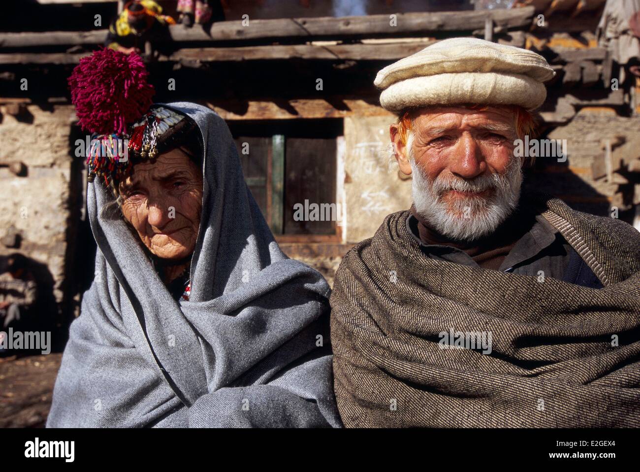 Pakistán Khyber Pakhtunkhwa valles Kalash valle Bumburet pareja de ancianos envuelta en su chal de invierno un Kalash barbudo hombre y un hombre que está de luto por un familiar cercano que afeitarse la barba de un mes después de la muerte, punto en el cual el luto por Foto de stock