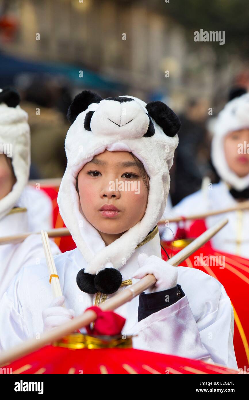 Francia Paris teen muchachas vestidas como los pandas llevando linternas chinas en el desfile del Año Nuevo chino Foto de stock