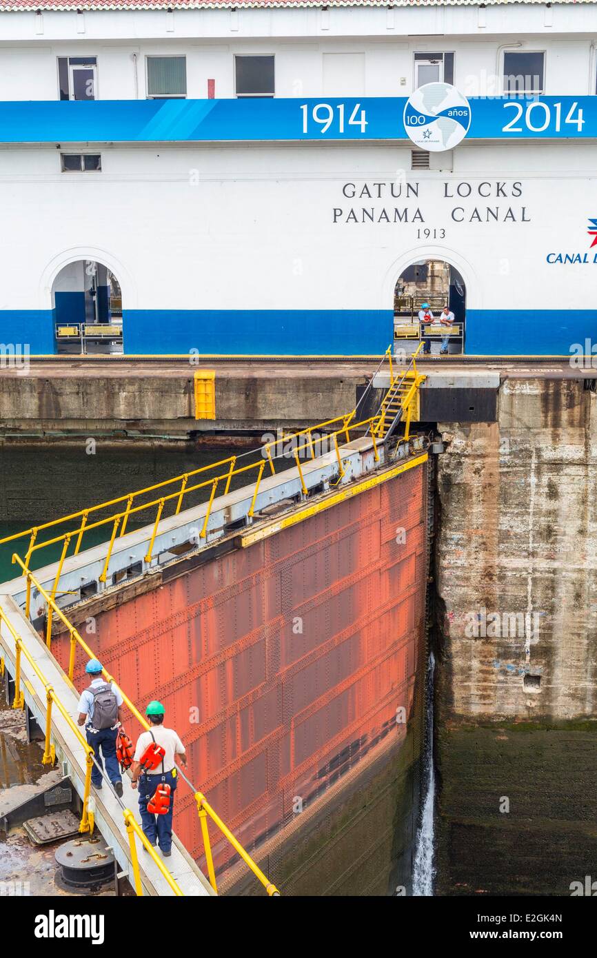 Colón Panamá Esclusas de Gatun para Canal construido entre 1909 y 1913 se requirió la excavación de 3,8 millones de m3 de material y uso de 1,56 millones de m3 de hormigón compuerta Foto de stock