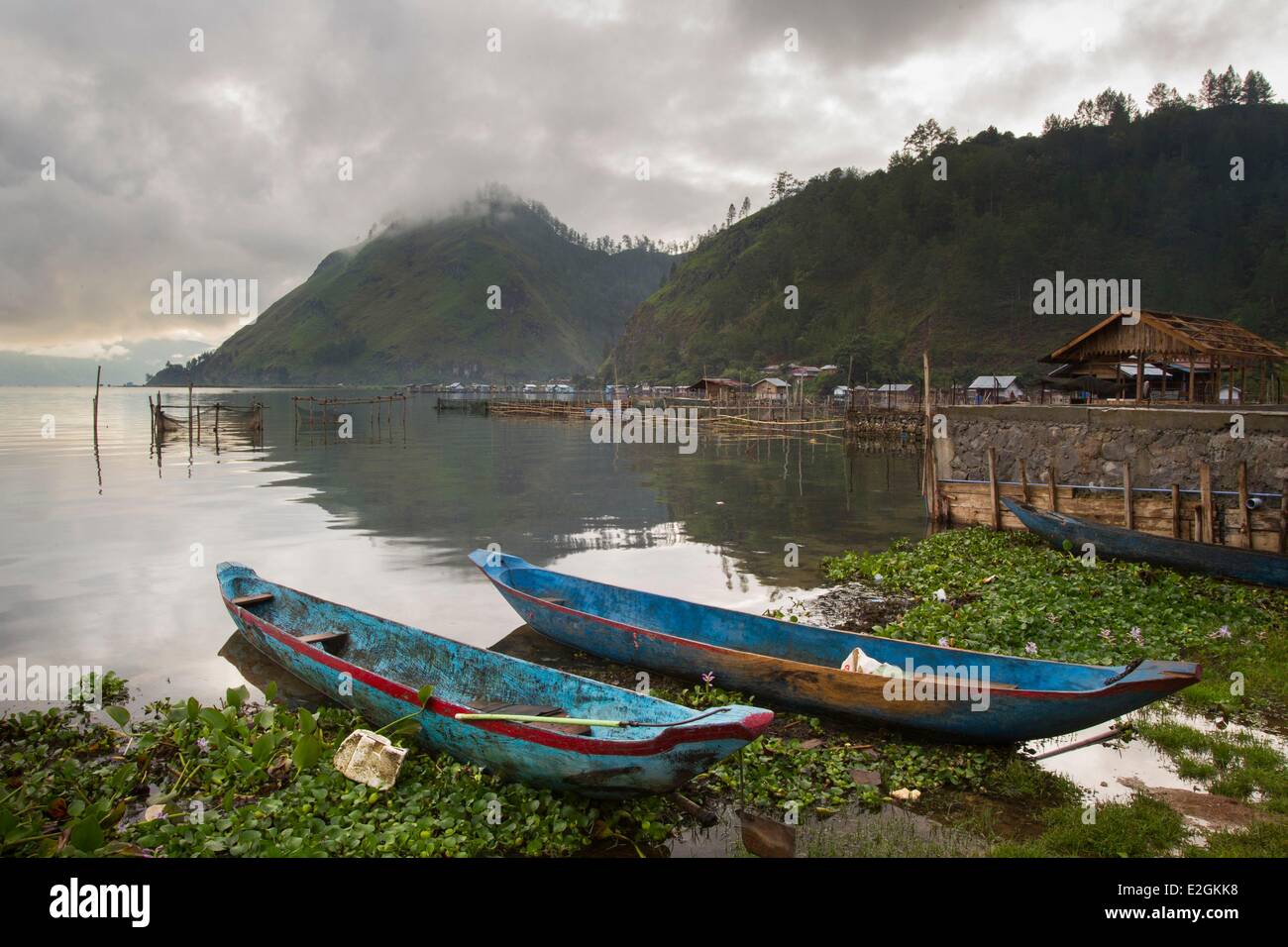 La isla indonesia de Sumatra, en la provincia de Aceh Takengon piraguas en Laut Tawar Lago bank Foto de stock