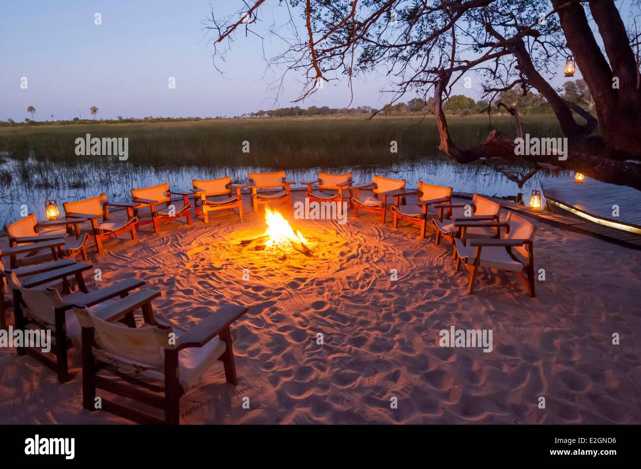Distrito noroeste de Botswana Delta del Okavango Abu Lodge boma o lugar de reunión al aire libre por el fuego Foto de stock