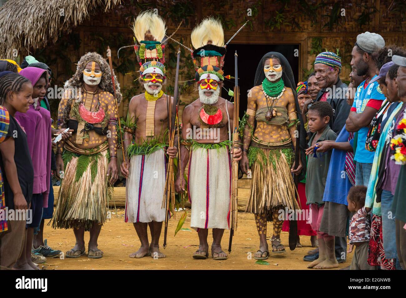 Vestido tradicional papua nueva guinea fotografías e imágenes de alta  resolución - Alamy