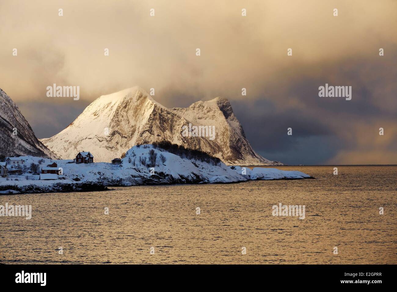 Noruega Troms island house en Senja Hamn village en invierno Foto de stock