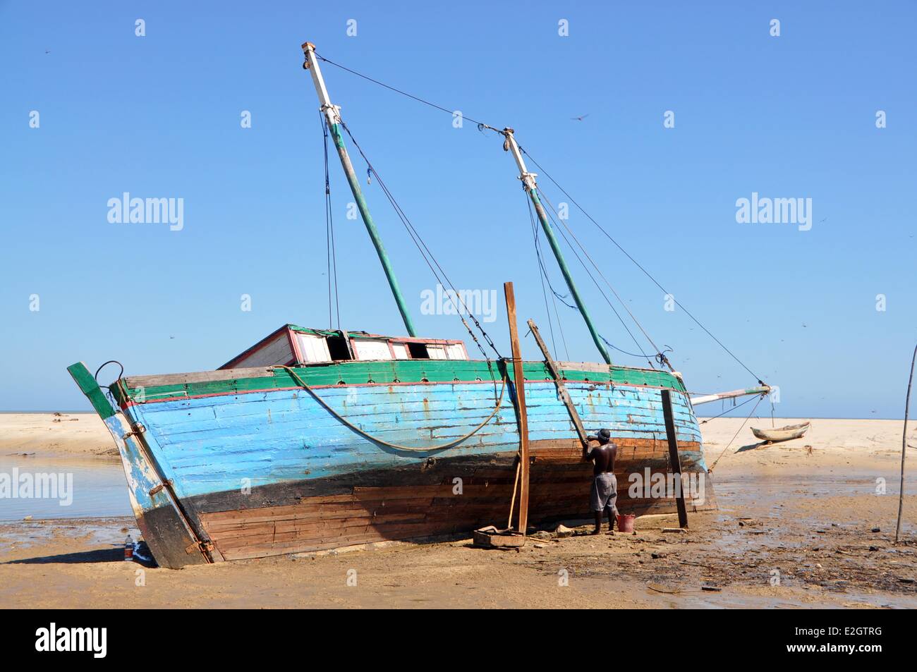 Región de Menabe Madagascar Morondava barco pescador en el mar con marea baja. Foto de stock