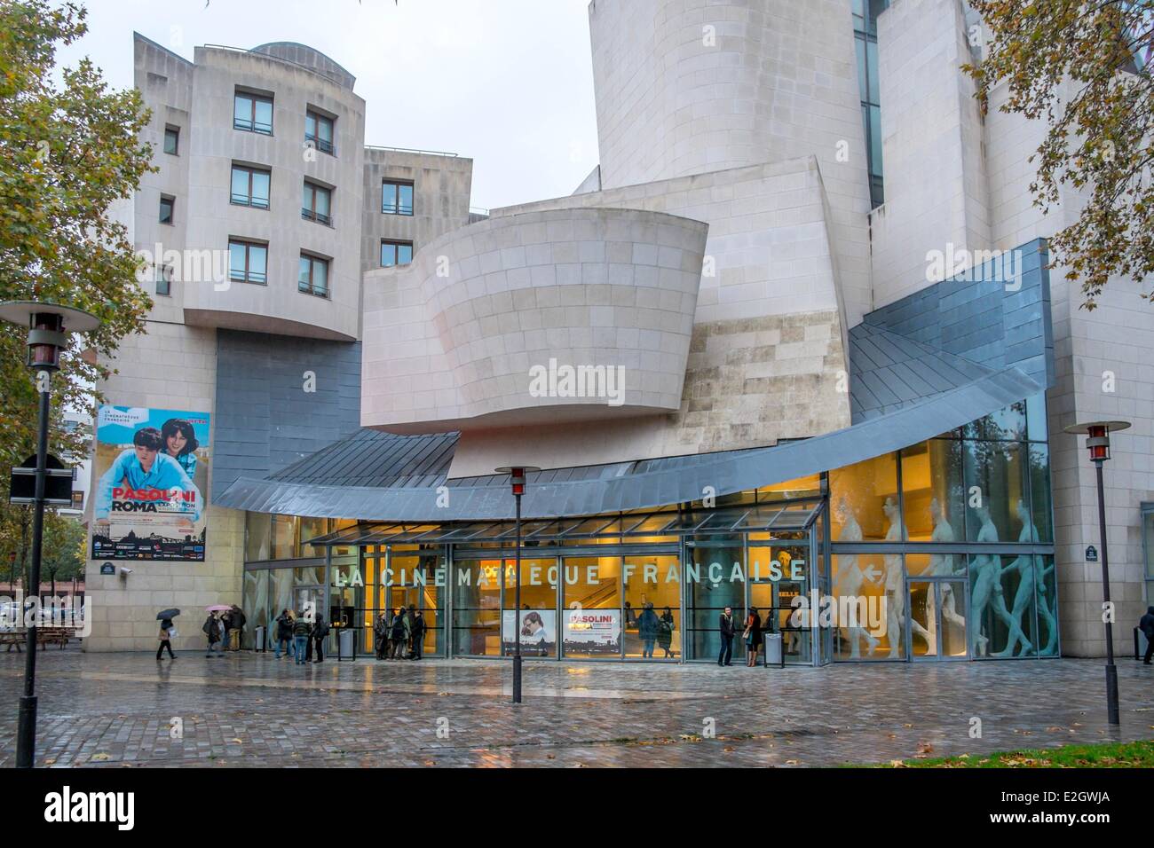 La Cinemateca Francesa de París Francia (ex centro americano) por el arquitecto Frank O. Gehry en Parc de Bercy Foto de stock