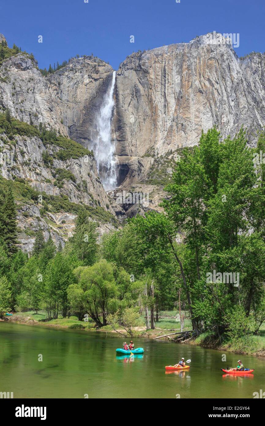 Estados Unidos California Sierra Nevada Parque Nacional Yosemite enumerados por la UNESCO como Patrimonio de la Humanidad valle Yosemite botes de río Merced con cataratas de Yosemite en segundo plano. Foto de stock