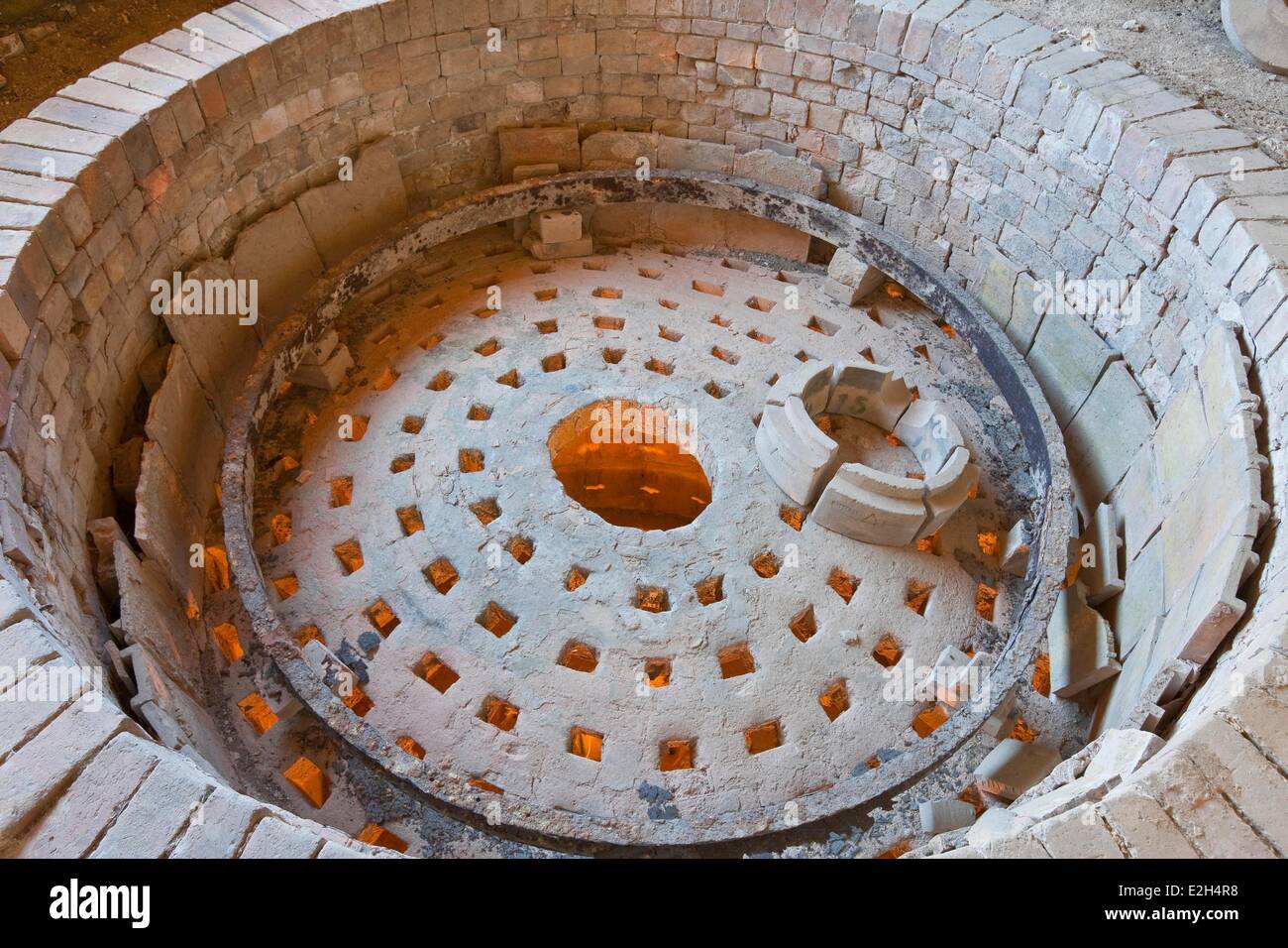 Francia, país de Uzès Gard en Saint Quentin la Poterie horno de ladrillo refractario Foto de stock