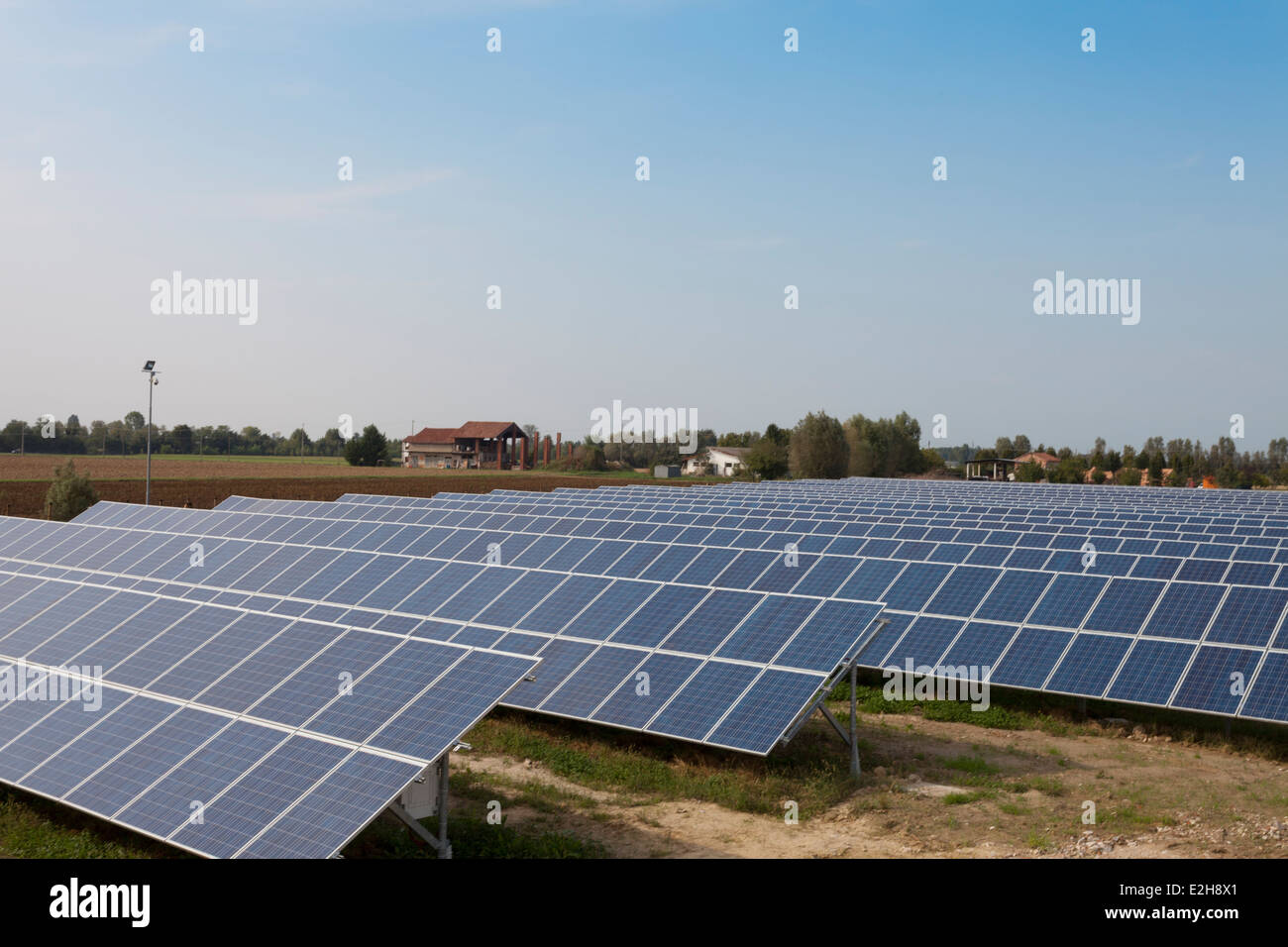 Estación de energía solar fotovoltaica Foto de stock