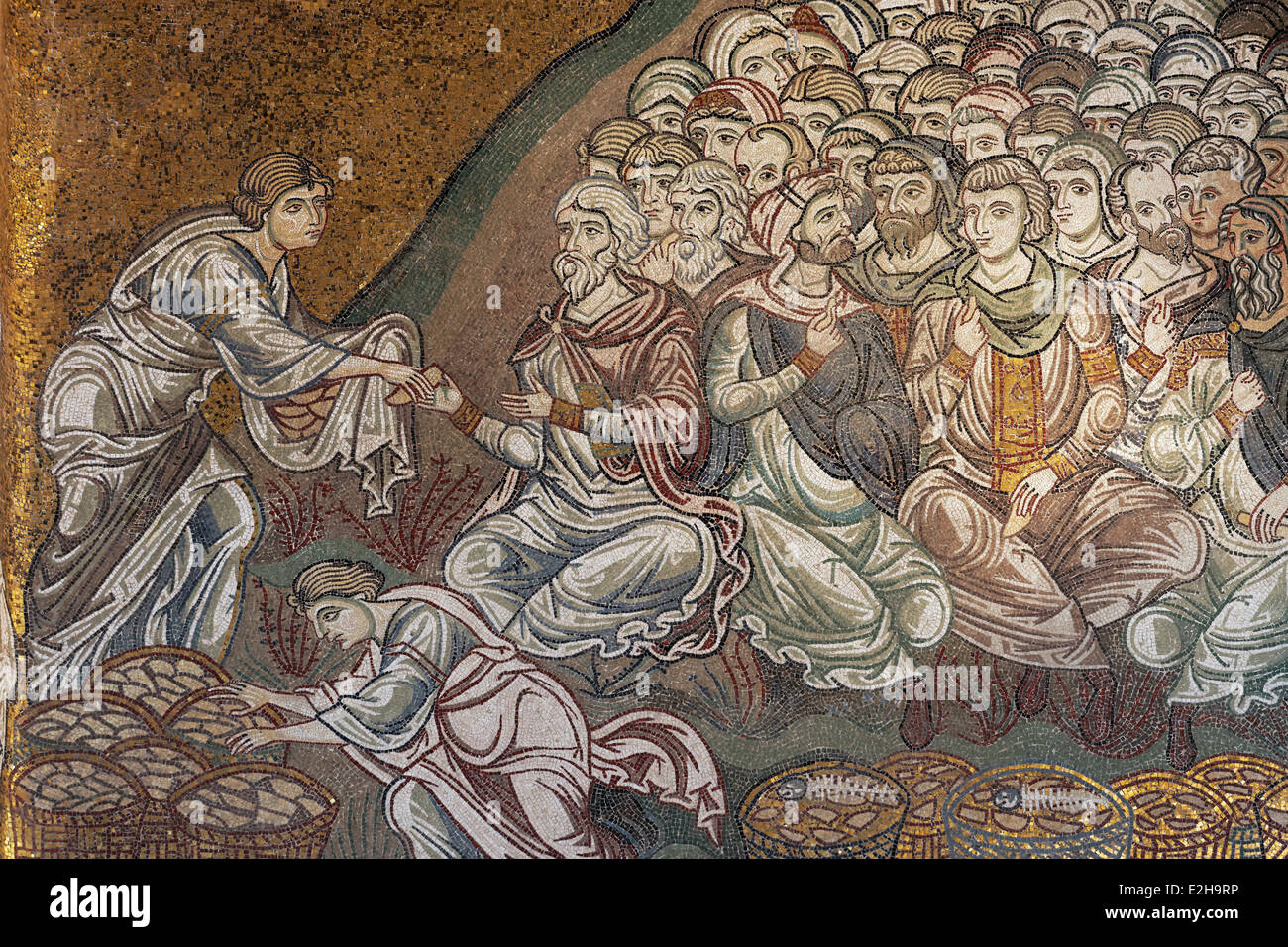 Jesús alimenta a los cinco mil, mosaicos bizantinos de tierra del oro, la Catedral de Santa Maria Nuova, catedral de Monreale, Monreale Foto de stock
