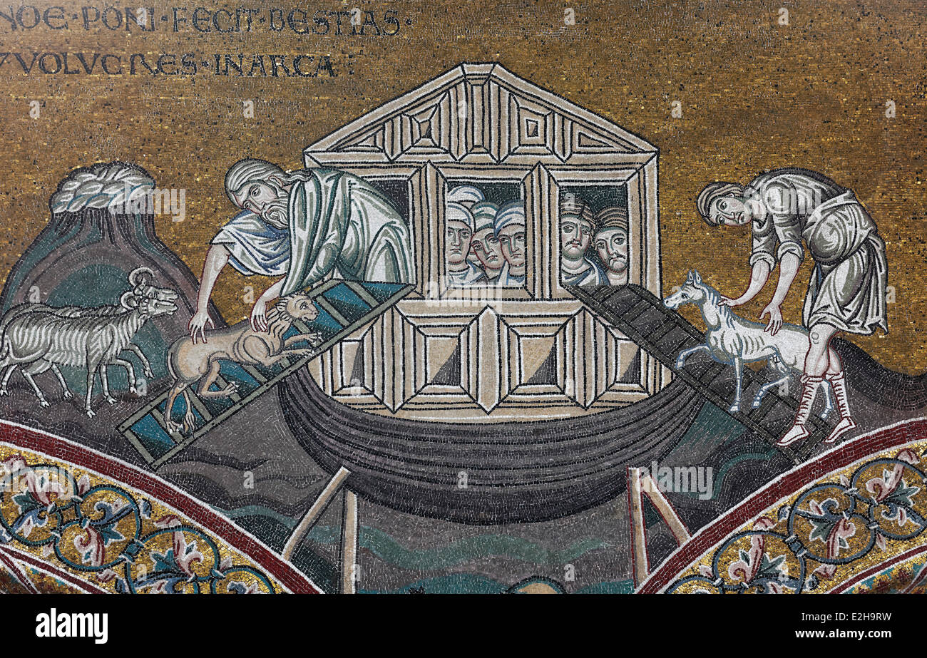 Noah's Ark está cargado con los animales, la escena bíblica, mosaicos bizantinos de tierra del oro, la Catedral de Santa Maria Nuova. Foto de stock