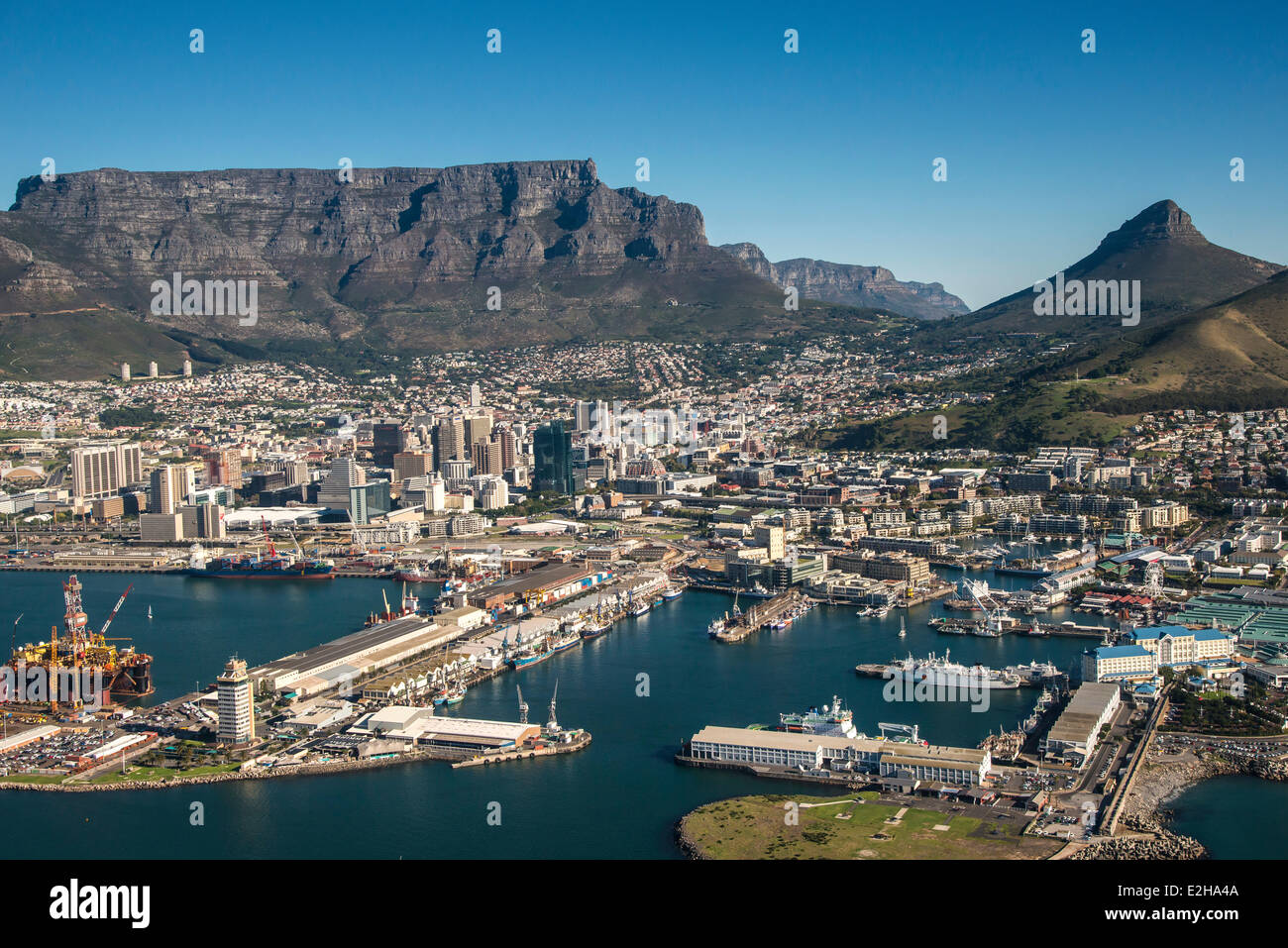 Vista aérea, Cape Town Harbour, Victoria and Alfred Waterfront, Lionhead y Table Mountain, Ciudad del Cabo, Western Cape Foto de stock
