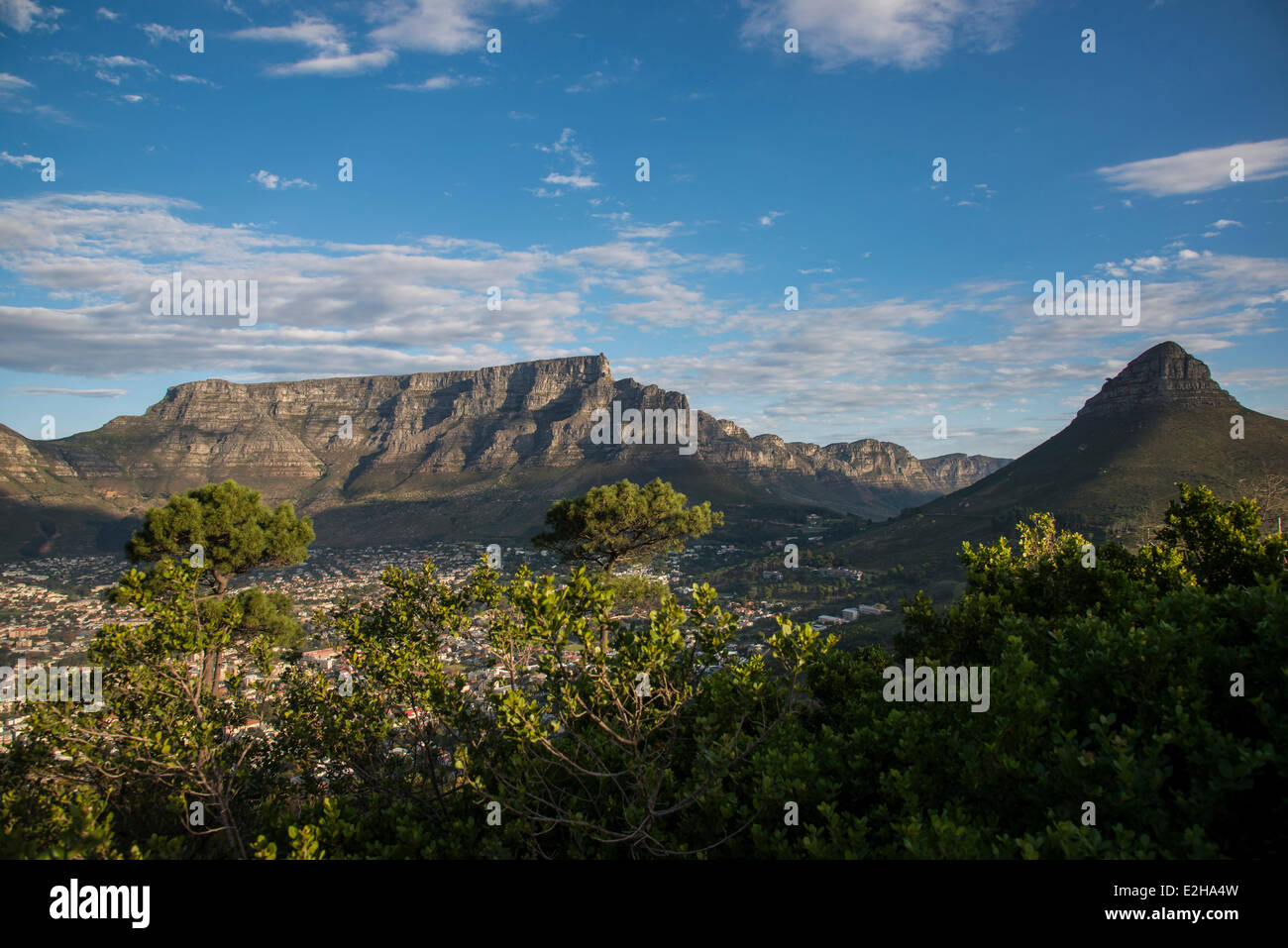 Table Mountain, desde Signal Hill, Ciudad del Cabo, Western Cape, Sudáfrica Foto de stock