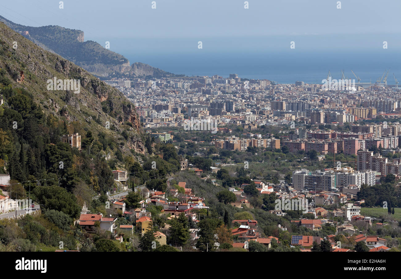 Vista de la bahía de Palermo, desde Monreale, Palermo, Sicilia, Italia Foto de stock