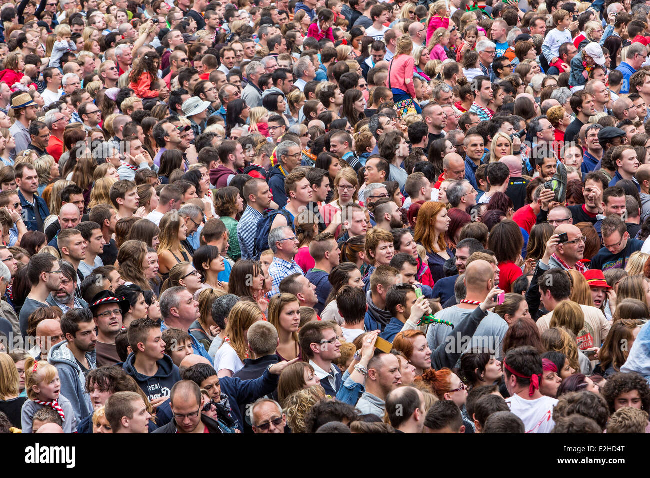 Multitud, muchas personas en un espacio confinado, en un festival, Foto de stock