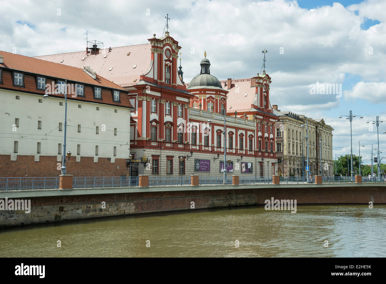 Wroclaw cerca del banco del río Odra Ossolineum Foto de stock