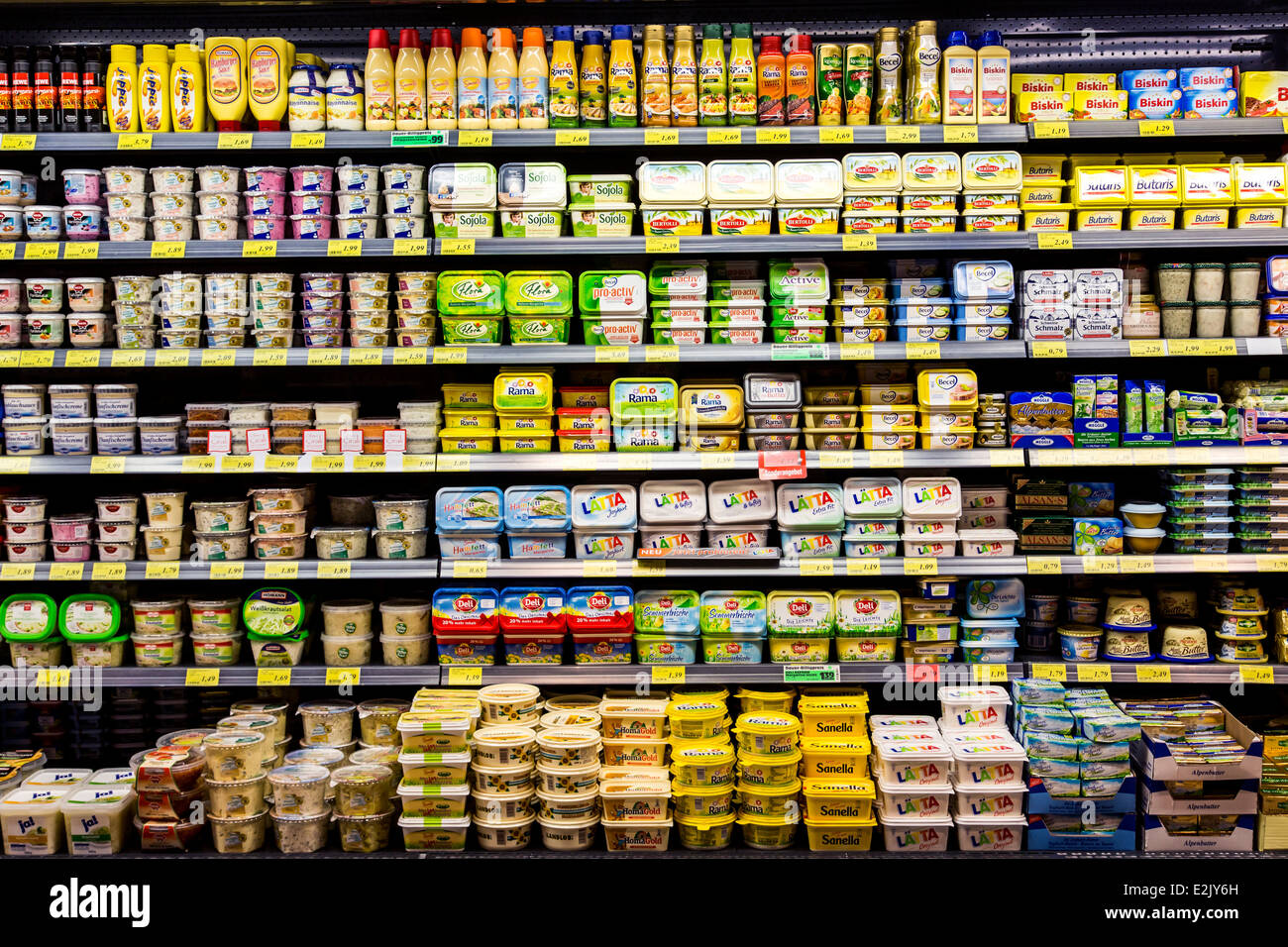 Estantería con comida en un supermercado. productos lácteos, mantequilla  Fotografía de stock - Alamy