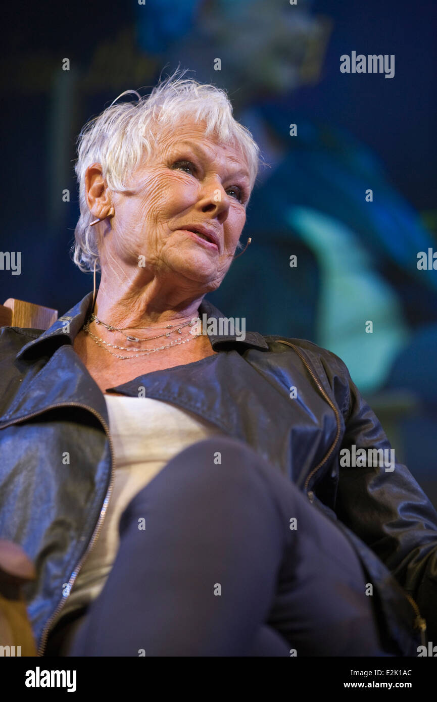 La actriz Judi Dench Shakespeare hablando de su trabajo y su vida, sobre el escenario del Hay Festival 2014 ©Jeff Morgan Foto de stock