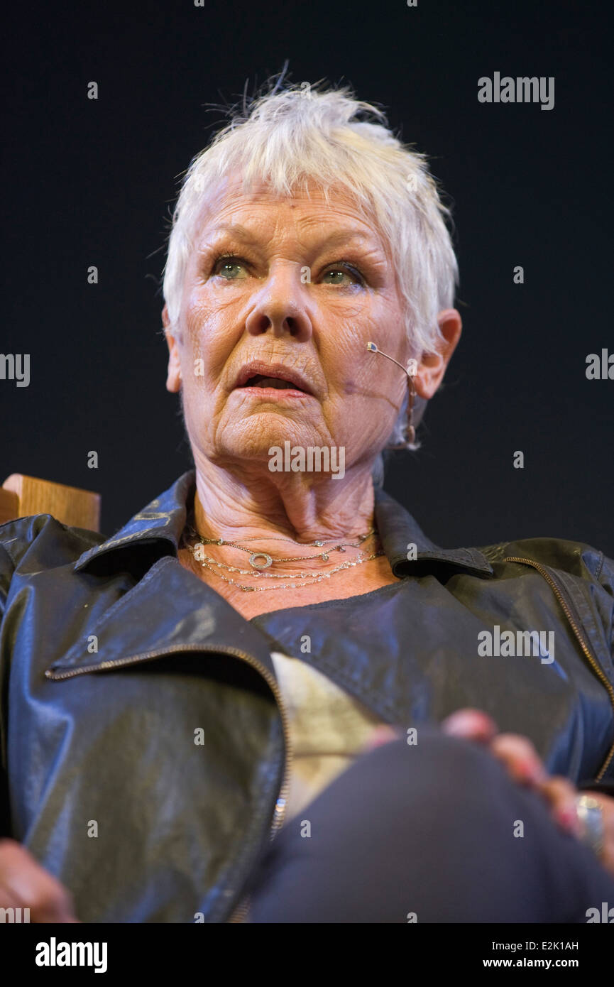 La actriz Judi Dench Shakespeare hablando de su trabajo y su vida, sobre el escenario del Hay Festival 2014 ©Jeff Morgan Foto de stock