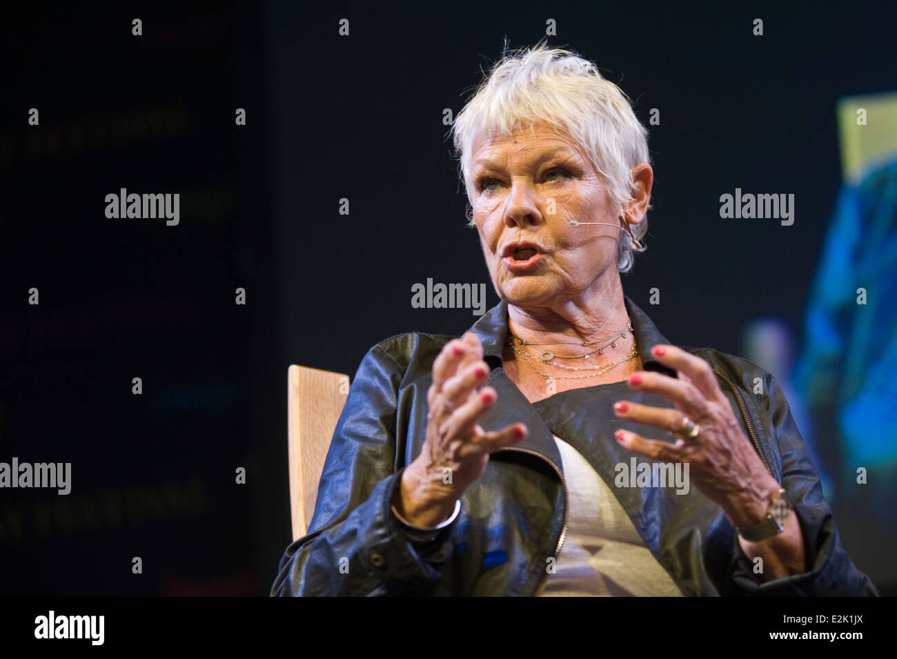 La actriz Judi Dench Shakespeare hablando de su trabajo y su vida, sobre el escenario del Hay Festival 2014 ©Jeff Morgan Foto de stock