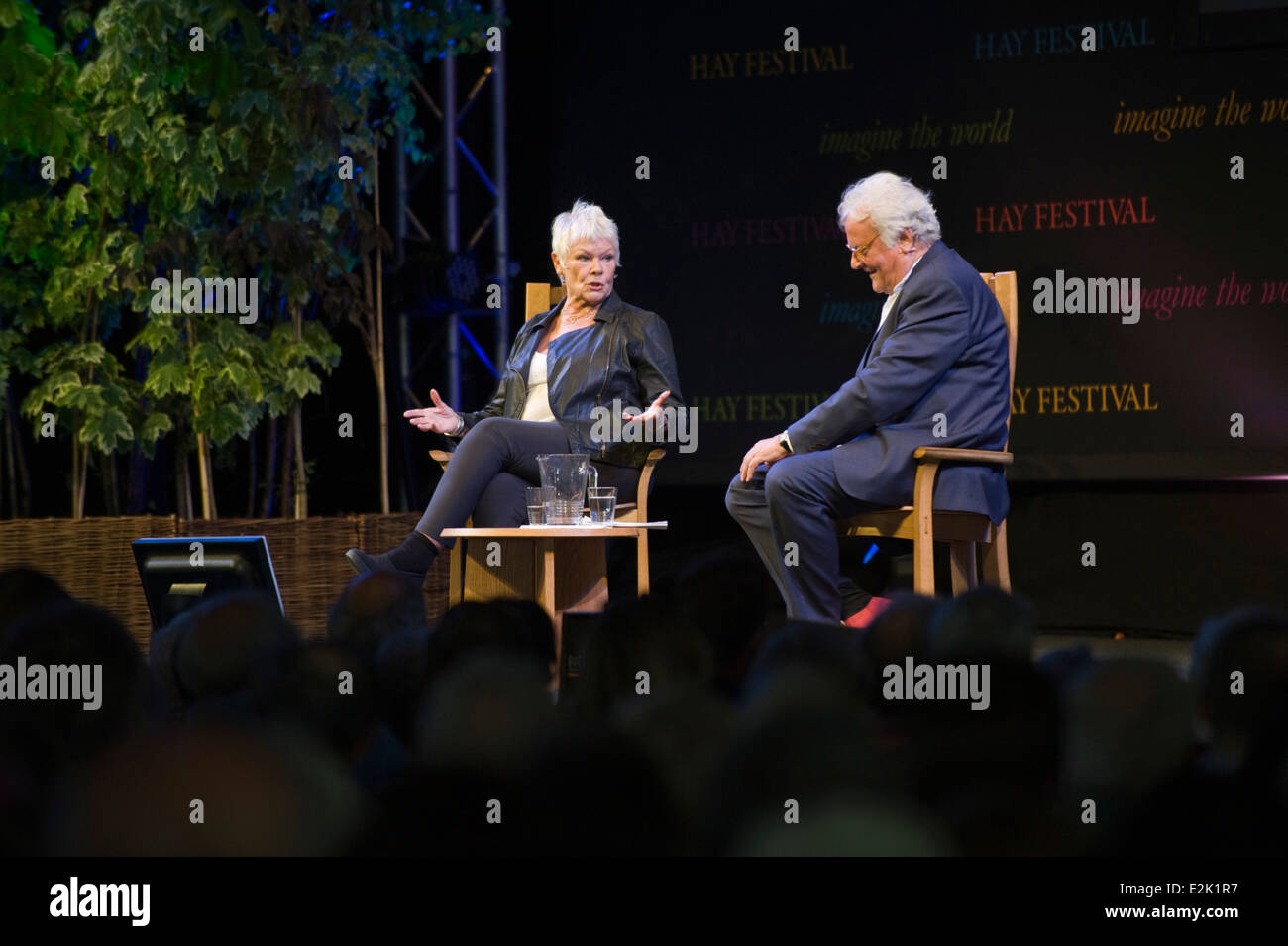 La actriz Judi Dench Shakespeare hablando de su trabajo y su vida, sobre el escenario del Hay Festival 2014 ©Jeff Morgan Foto de stock