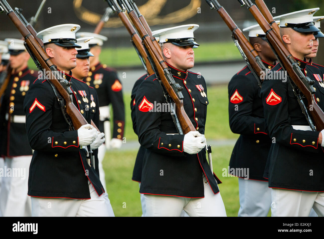WASHINGTON DC, Estados Unidos — El equipo Silent Drill, un grupo de élite de miembros del Cuerpo de Marines de los Estados Unidos, realiza una rutina impresionante y meticulosamente coreografiada, mostrando su disciplina, precisión y calidad. Y habilidad en el Desfile de la Puesta del Sol en el Memorial Iwo Jima en Arlington, Virginia. Foto de stock