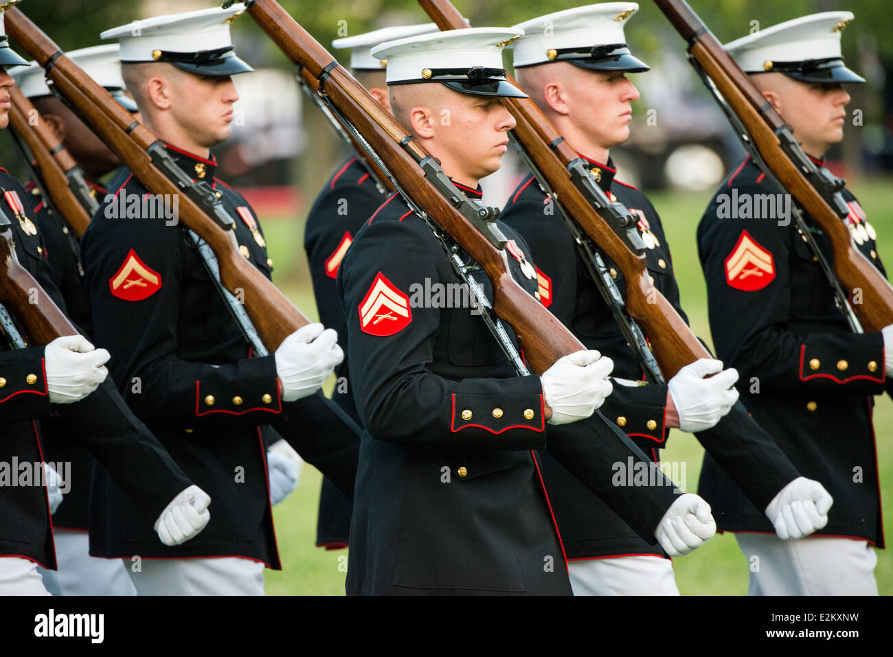 WASHINGTON DC, Estados Unidos — El equipo Silent Drill, un grupo de élite de miembros del Cuerpo de Marines de los Estados Unidos, realiza una rutina impresionante y meticulosamente coreografiada, mostrando su disciplina, precisión y calidad. Y habilidad en el Desfile de la Puesta del Sol en el Memorial Iwo Jima en Arlington, Virginia. Foto de stock
