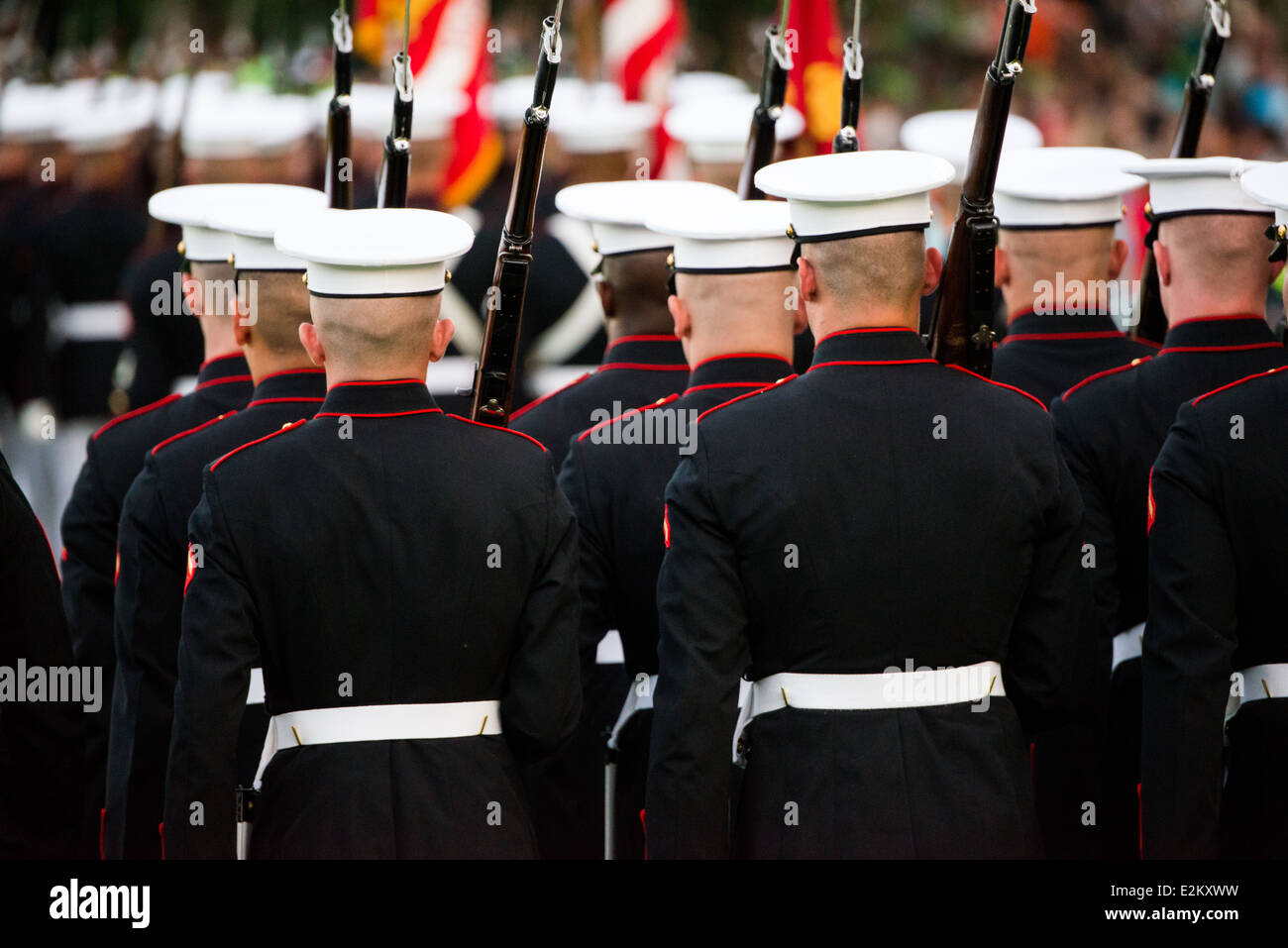 WASHINGTON DC, Estados Unidos — El equipo Silent Drill, un grupo de élite de miembros del Cuerpo de Marines de los Estados Unidos, realiza una rutina impresionante y meticulosamente coreografiada, mostrando su disciplina, precisión y calidad. Y habilidad en el Desfile de la Puesta del Sol en el Memorial Iwo Jima en Arlington, Virginia. Foto de stock