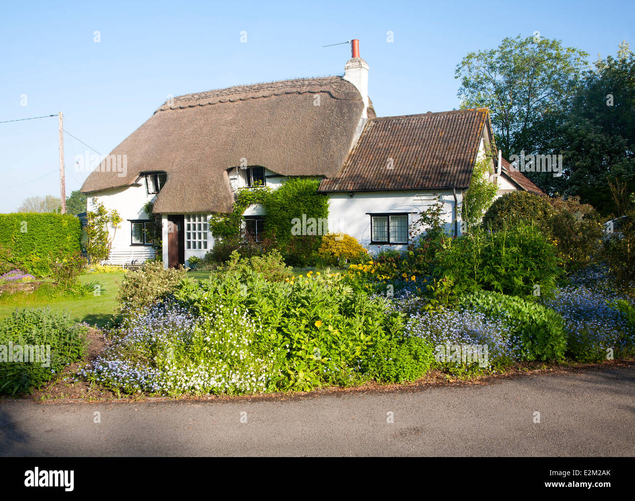 Bonito chalet unifamiliares y jardín Cherhill, Wiltshire, Inglaterra Foto de stock