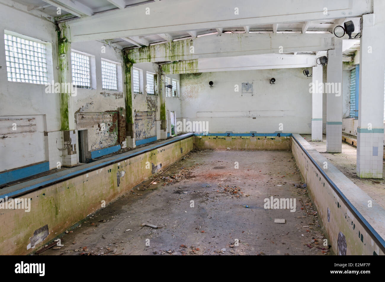 Viejas ruinas abandonadas piscina pública vacía Foto de stock