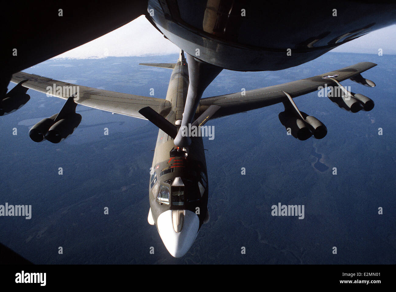 B-52H Stratofortress aviones, asignado a la 77ª Escuadrilla de bombardeo, siendo abastecido por un avión KC-135 Stratotanker Foto de stock