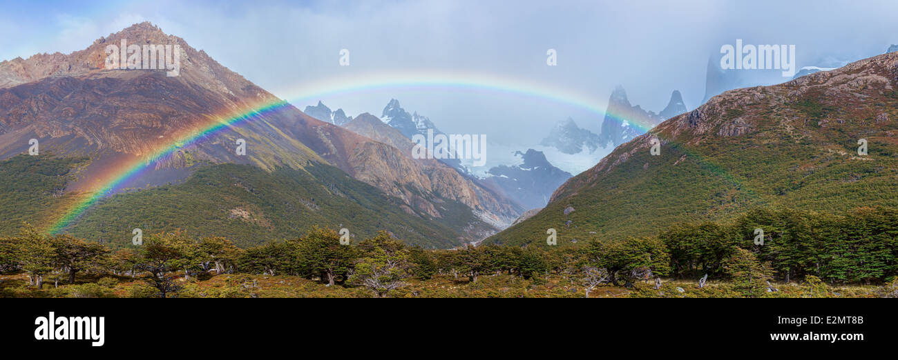 Arco iris sobre la Patagonia Argentina Foto de stock